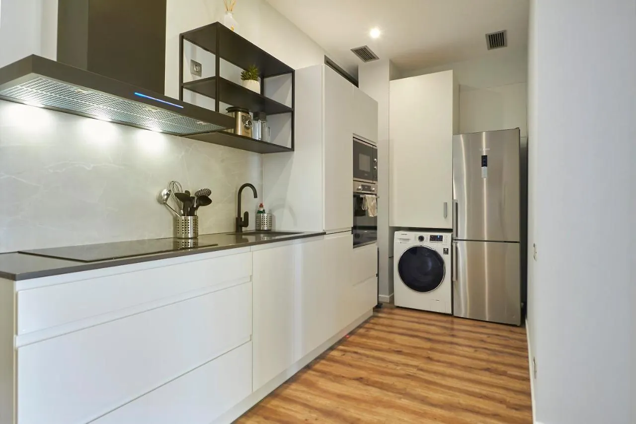Quiet Luxury 2-Bed Apartment For Couples & Families Barcelona 0*,